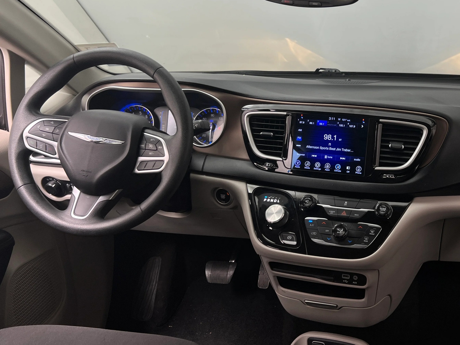 Thumbnail: 2017 Chrysler Pacifica - 3