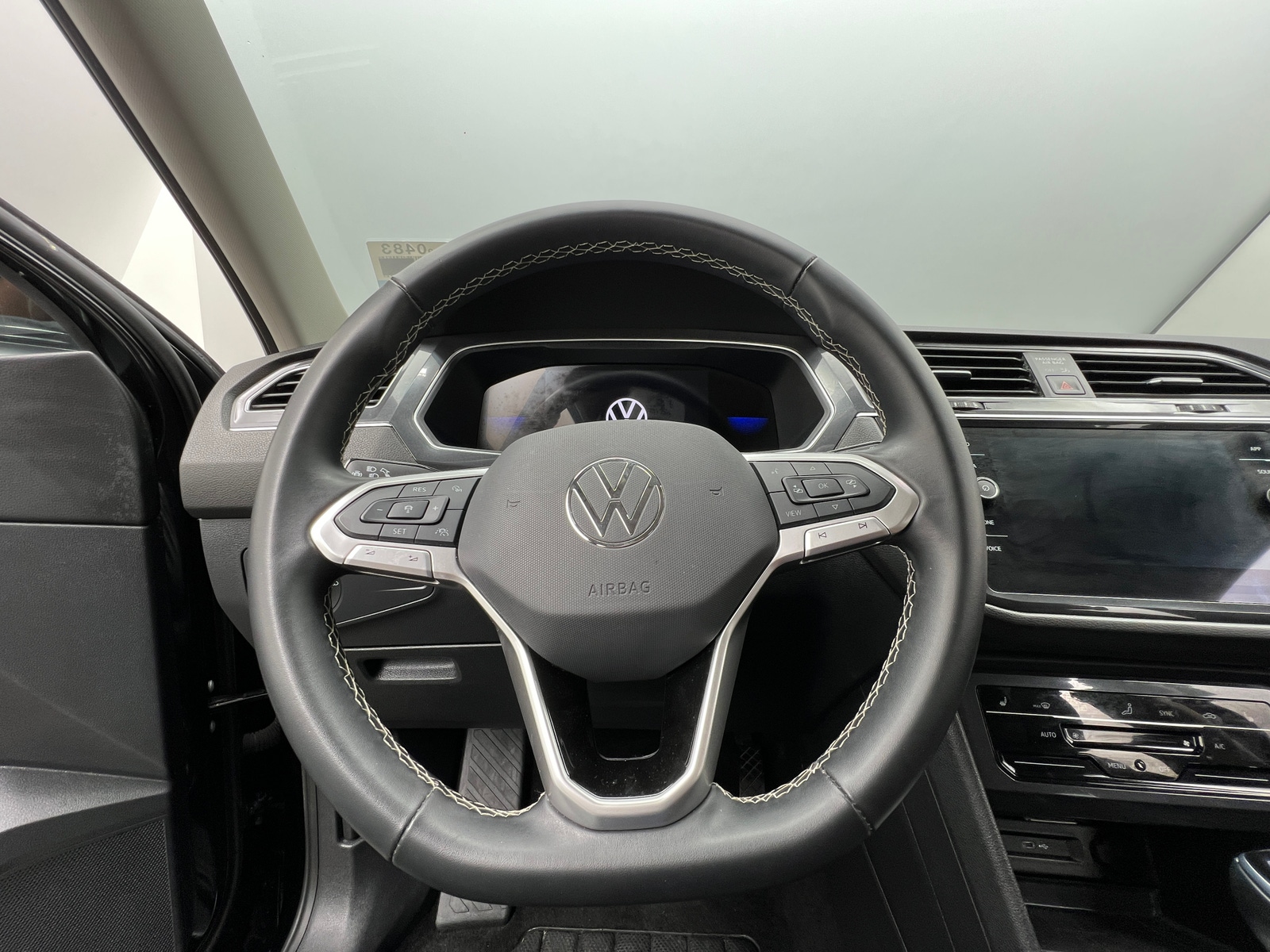 Thumbnail: 2024 Volkswagen Tiguan - 3
