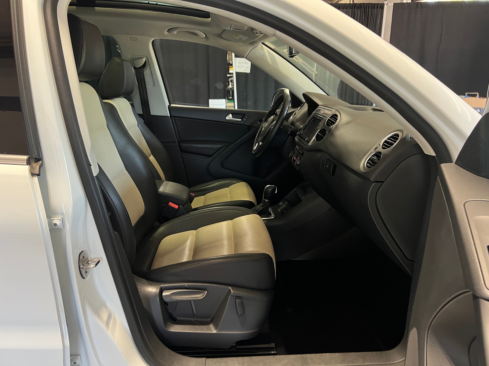 Thumbnail: 2016 Volkswagen Tiguan - 2