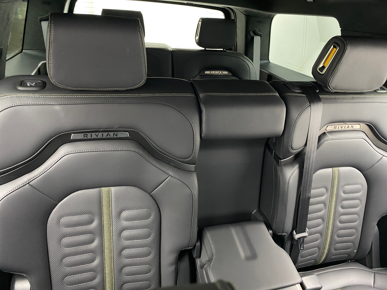 Thumbnail: 2024 Rivian R1S - 5