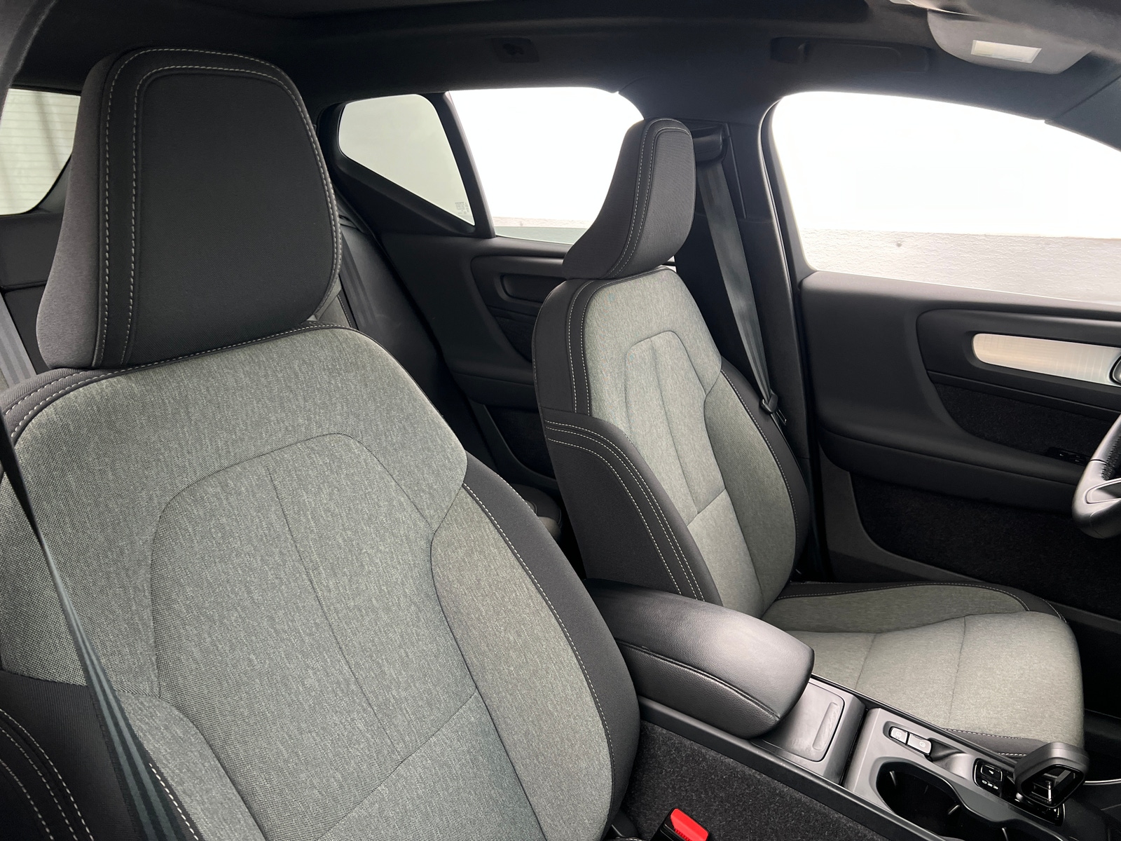 Thumbnail: 2025 Volvo XC40 - 2