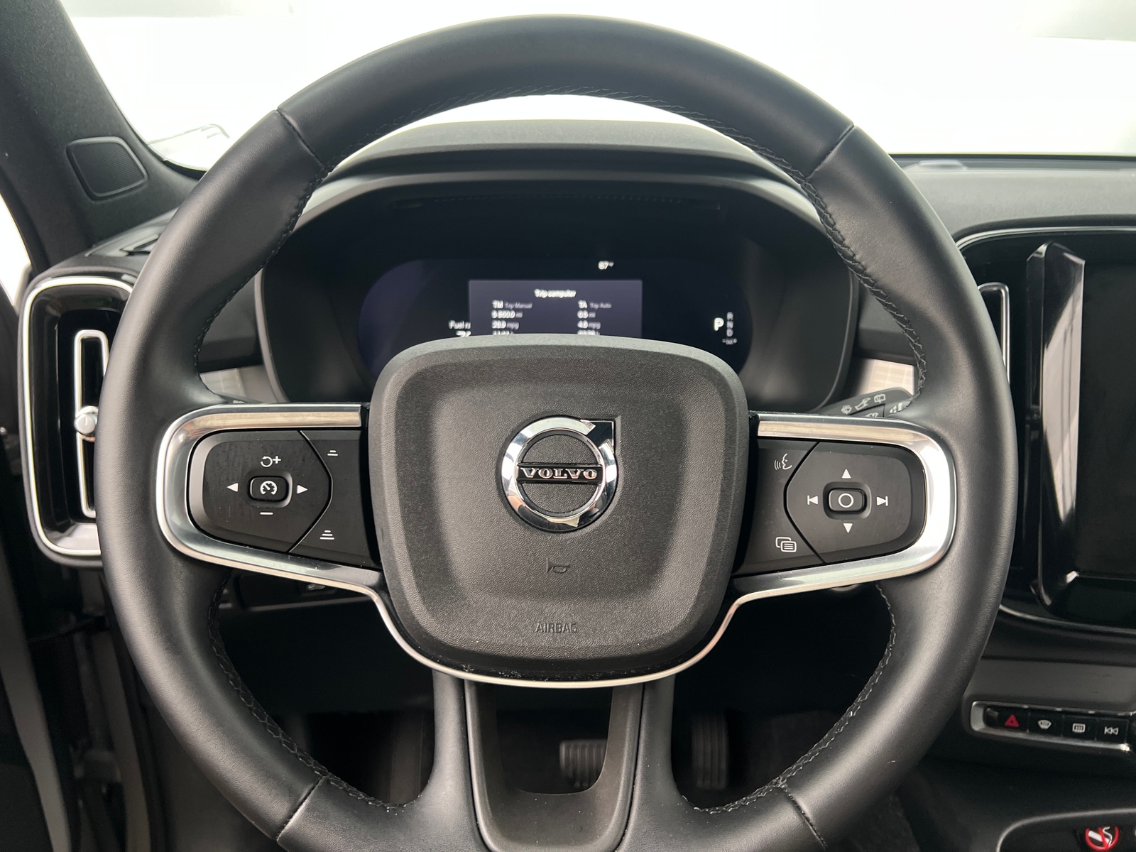 Thumbnail: 2025 Volvo XC40 - 5