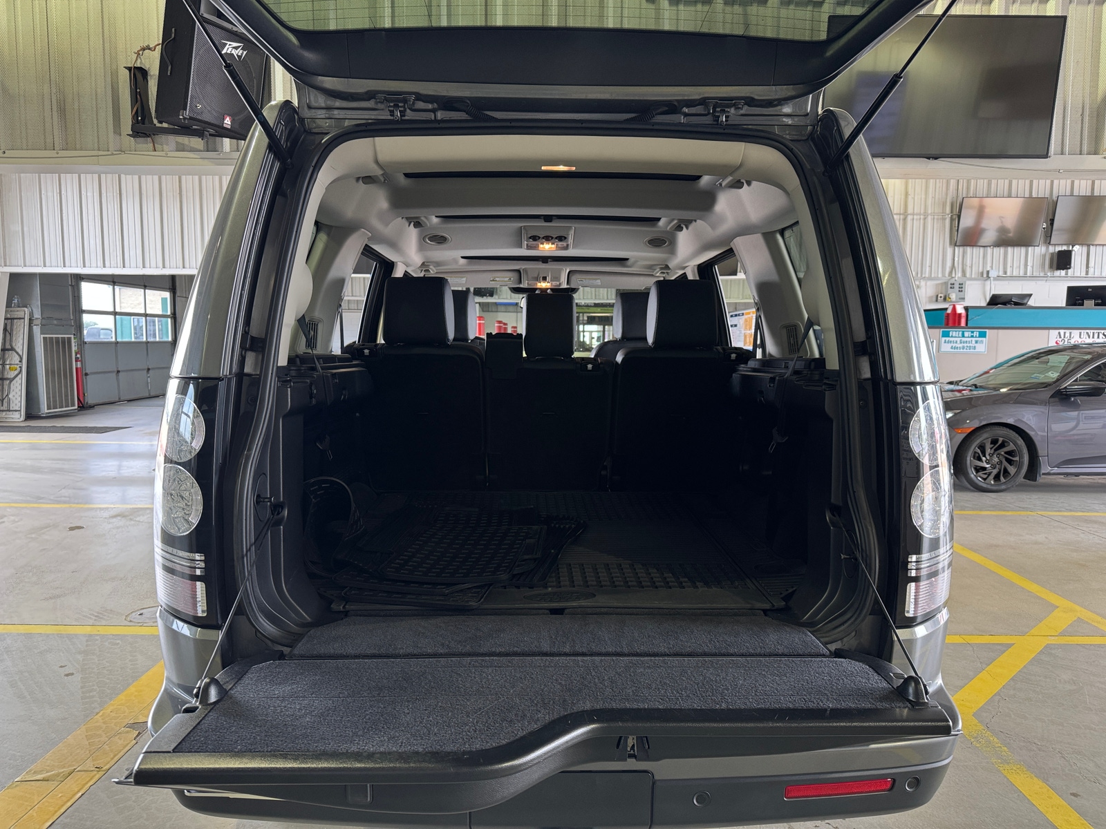 Thumbnail: 2016 Land Rover LR4 - 6