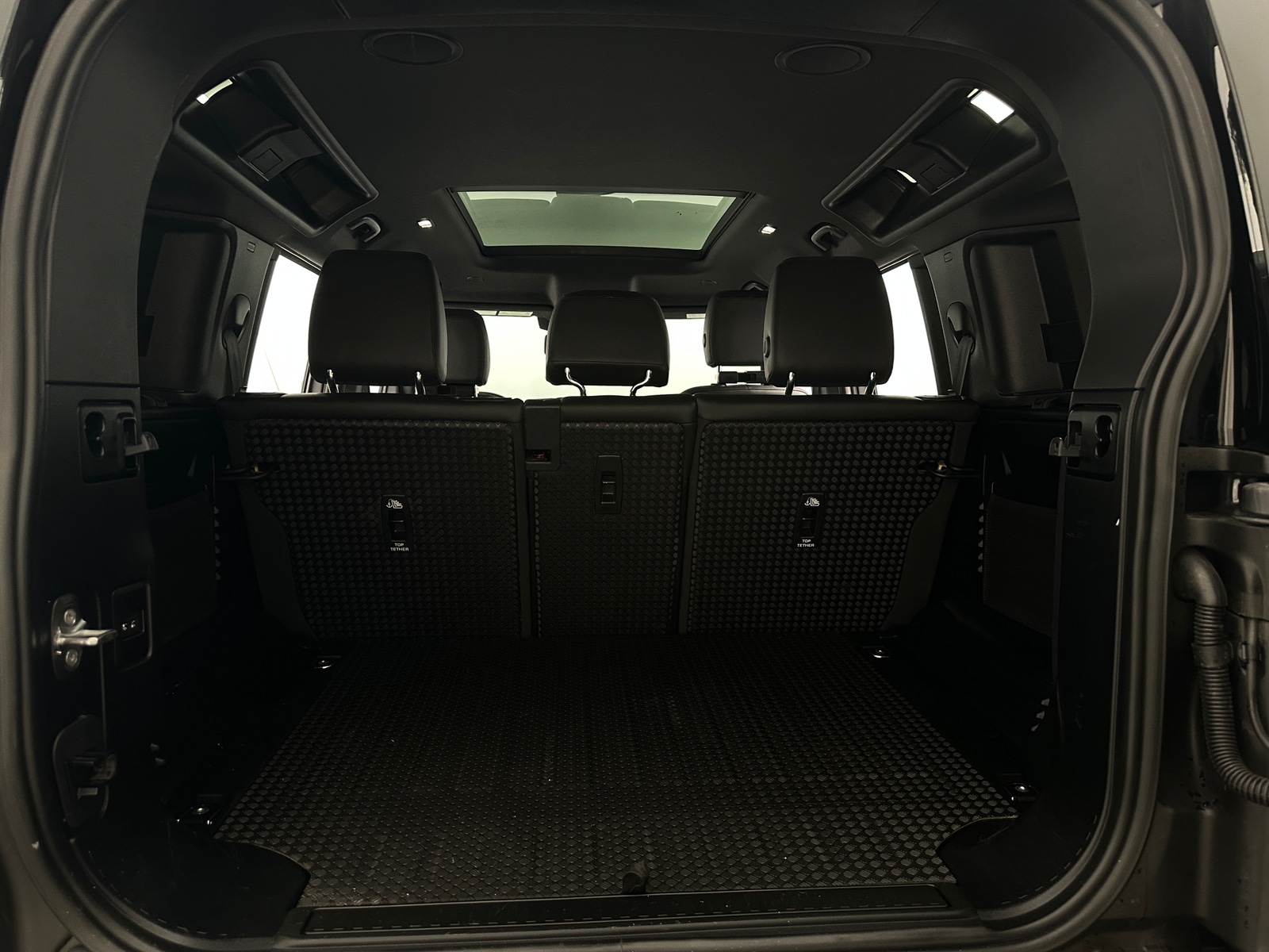 Thumbnail: 2023 Land Rover Defender - 6