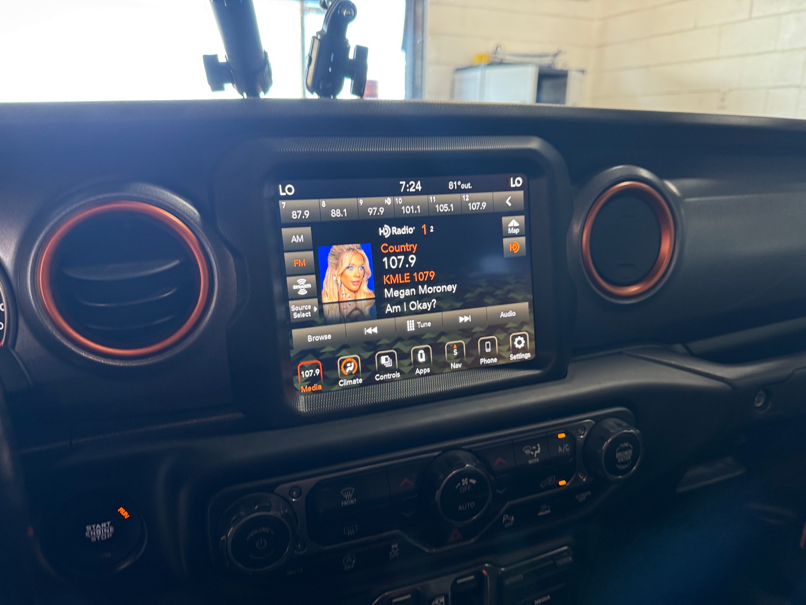 Thumbnail: 2021 Jeep Gladiator - 4