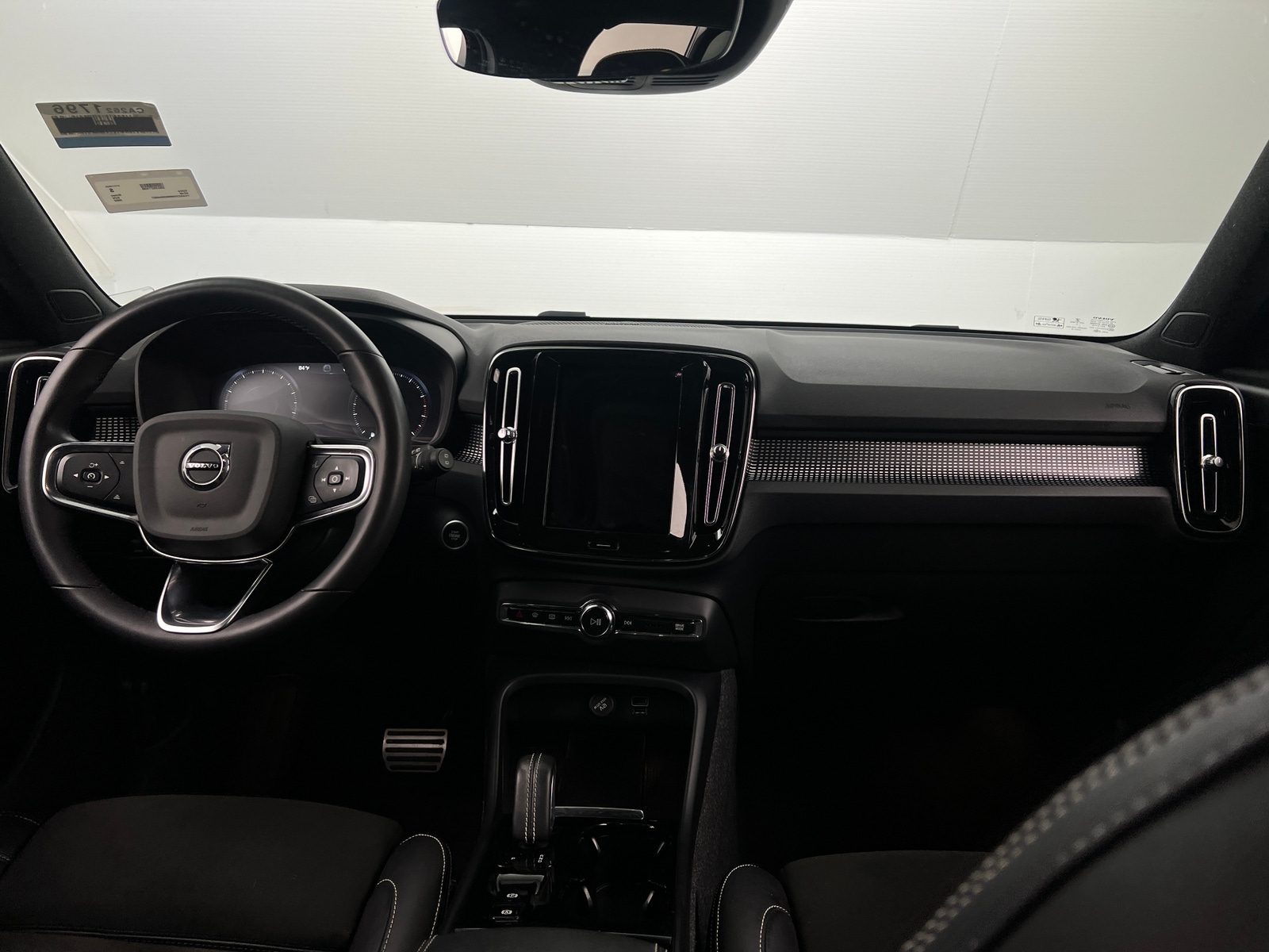 Thumbnail: 2022 Volvo XC40 - 2