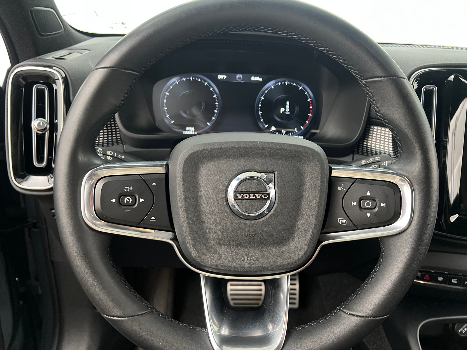 Thumbnail: 2022 Volvo XC40 - 4