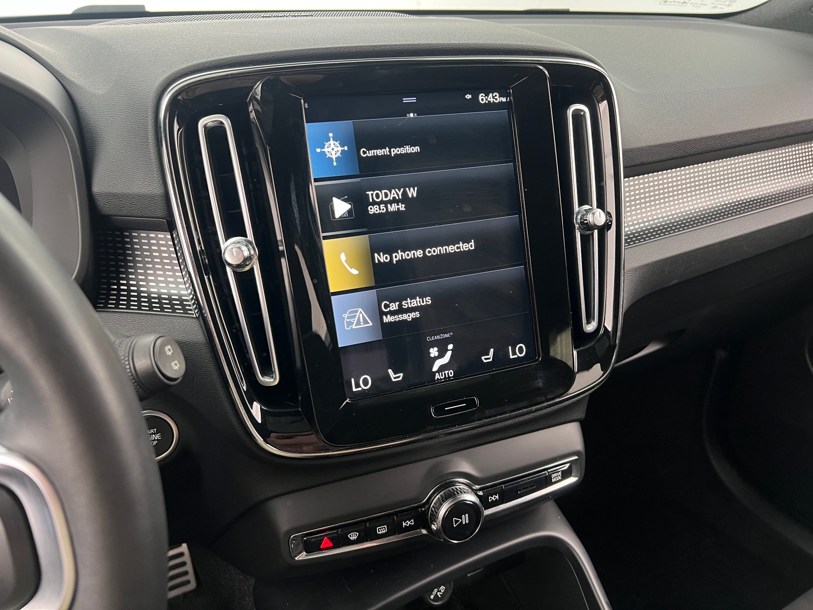 Thumbnail: 2022 Volvo XC40 - 3