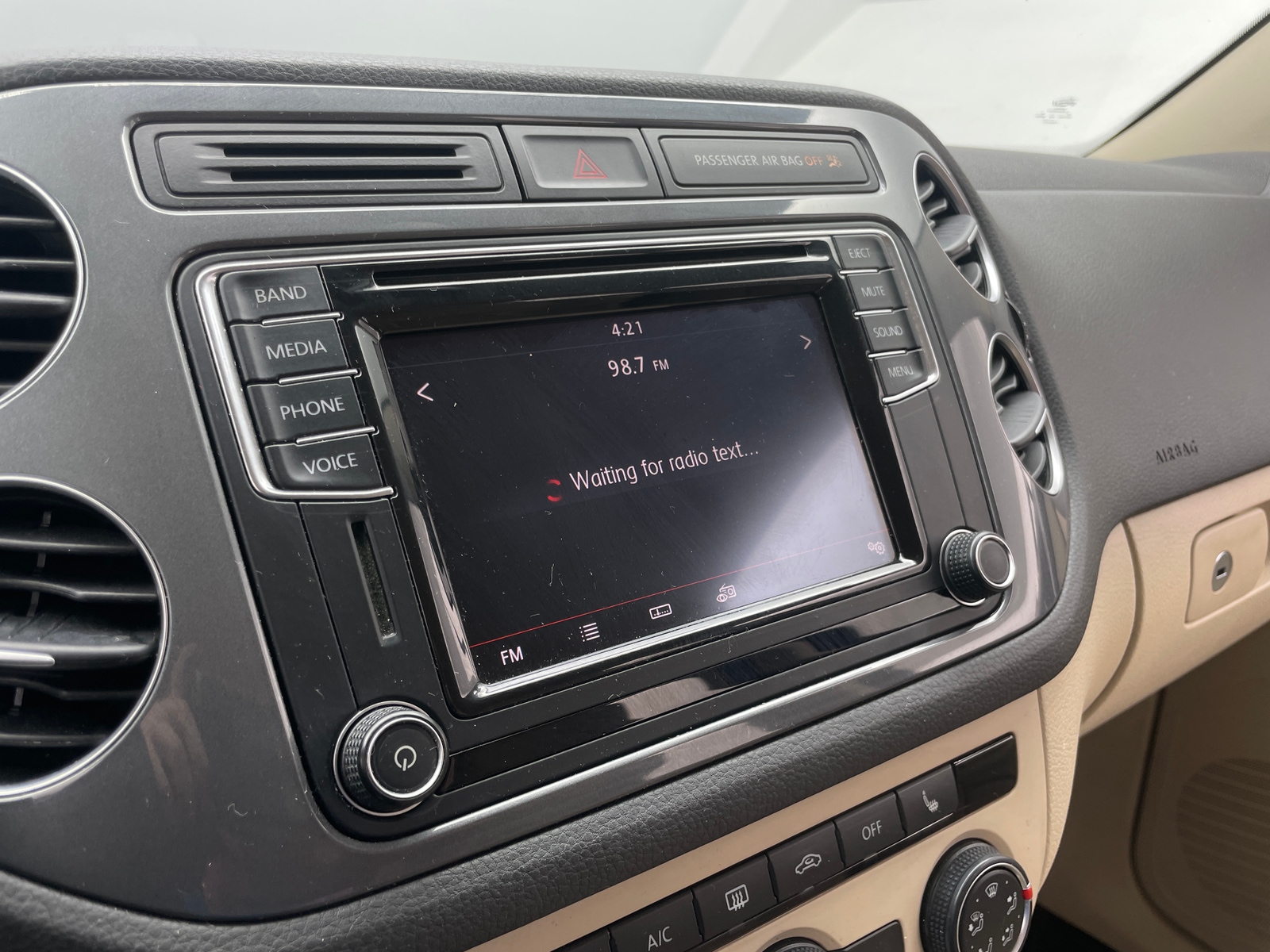 Thumbnail: 2017 Volkswagen Tiguan - 4