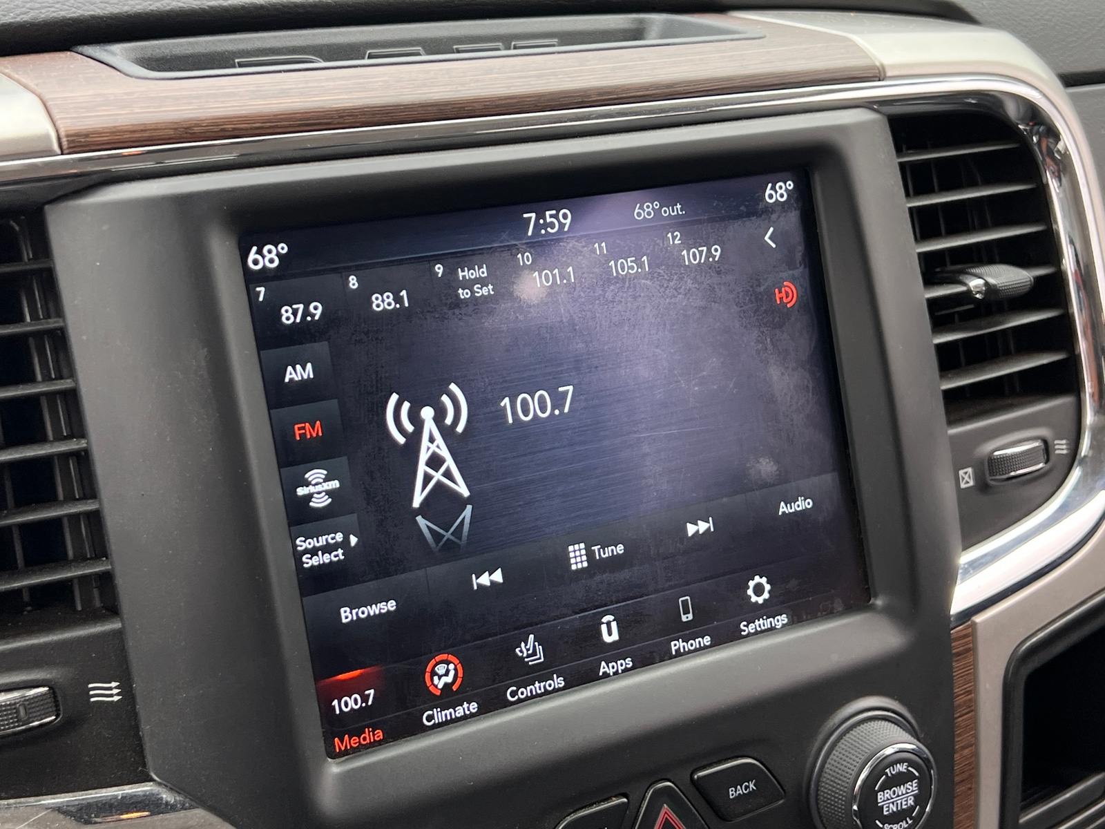 Thumbnail: 2019 RAM 1500 Classic - 3