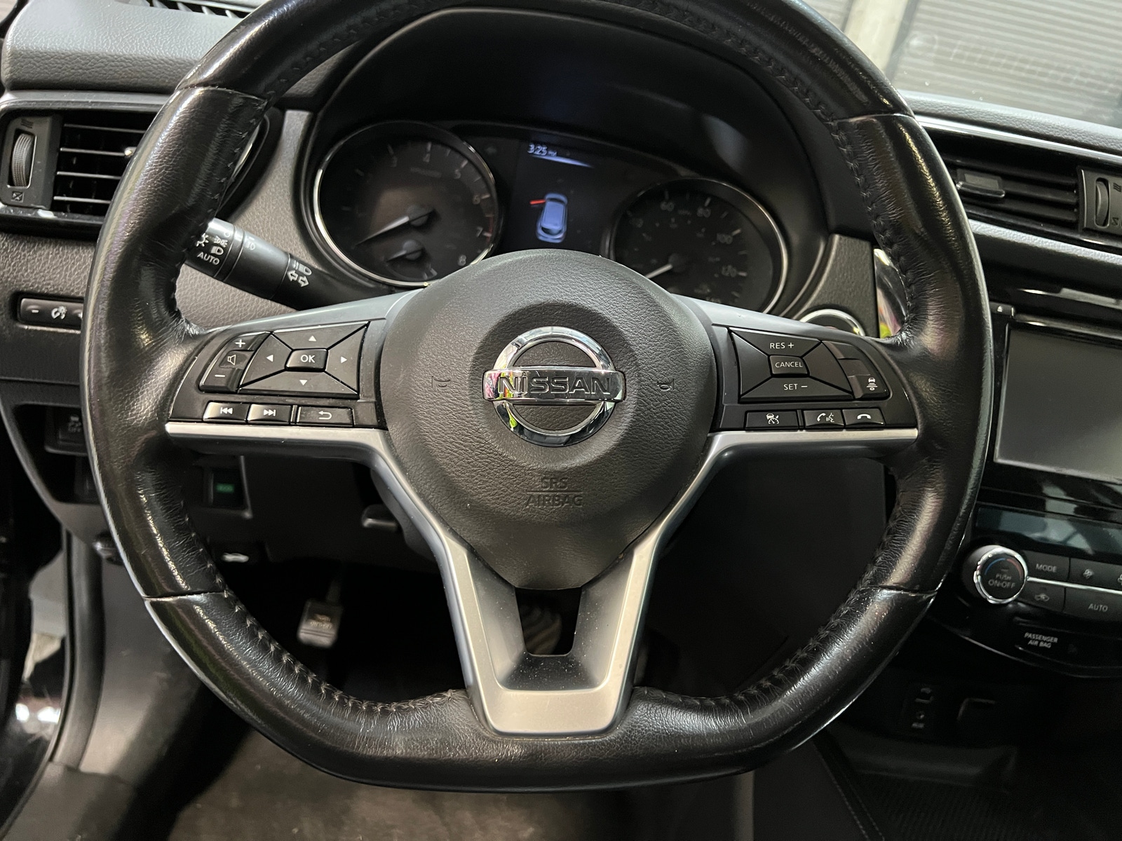 Thumbnail: 2017 Nissan Rogue Sport - 4