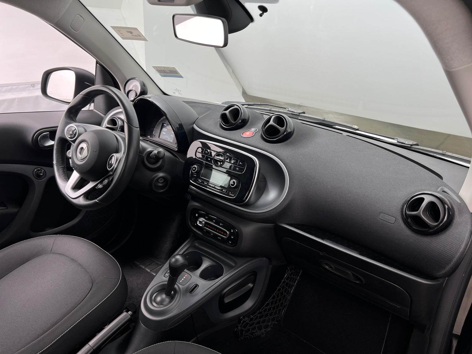 Thumbnail: 2017 smart fortwo - 3