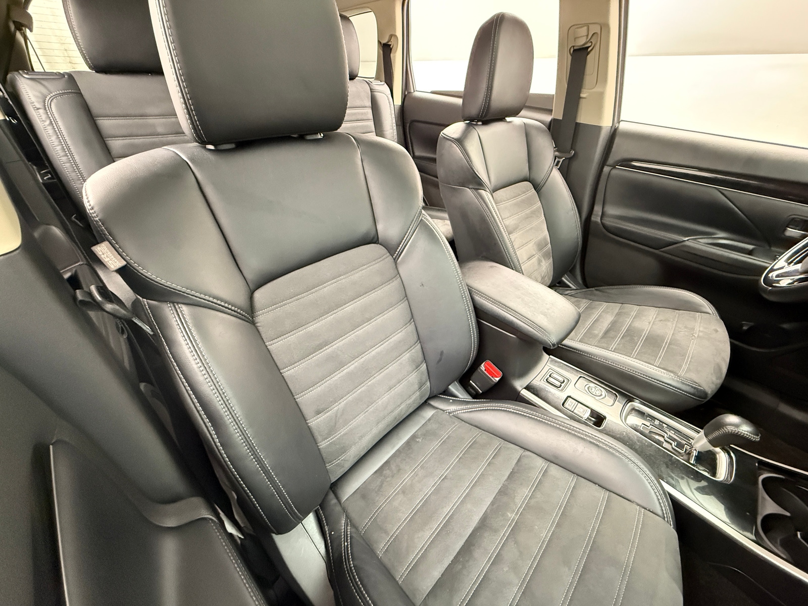 Thumbnail: 2019 Mitsubishi Outlander - 2