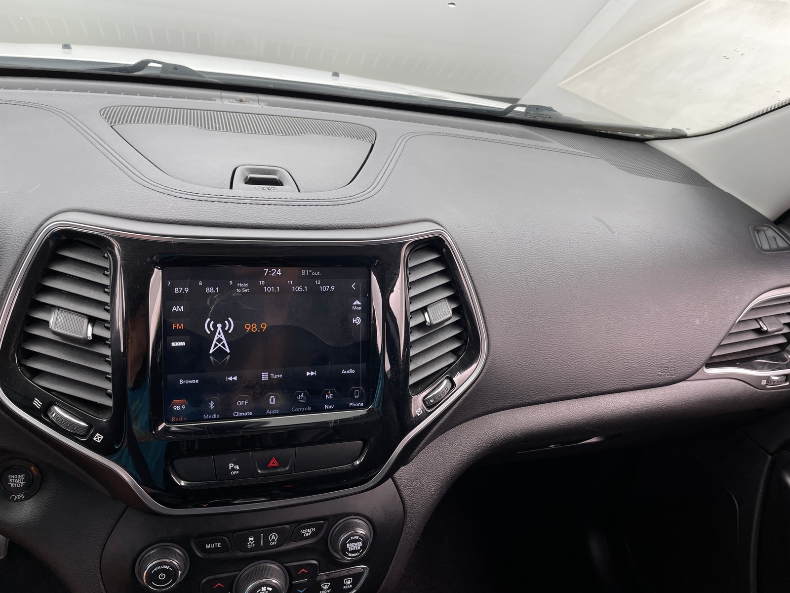 Thumbnail: 2019 Jeep Cherokee - 3