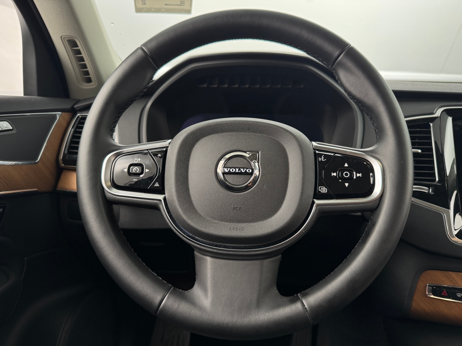 Thumbnail: 2025 Volvo XC90 - 4