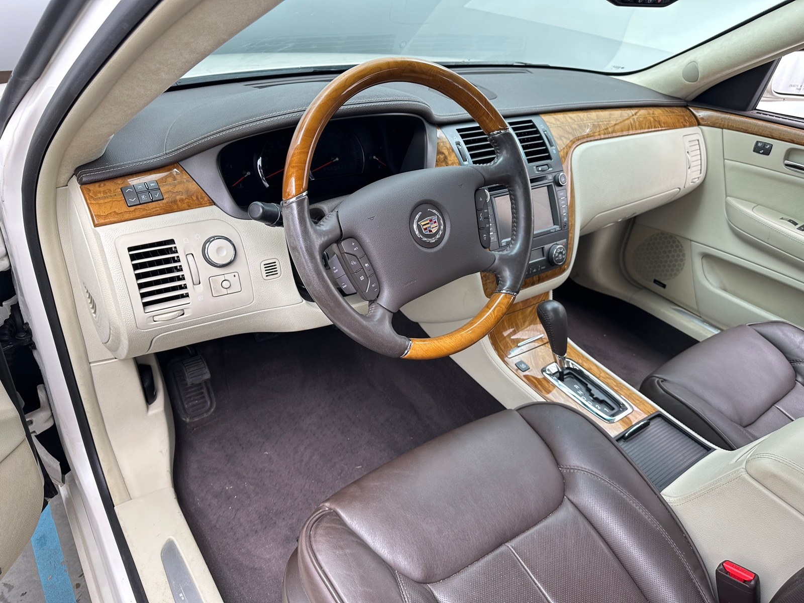 Thumbnail: 2011 Cadillac DTS - 2