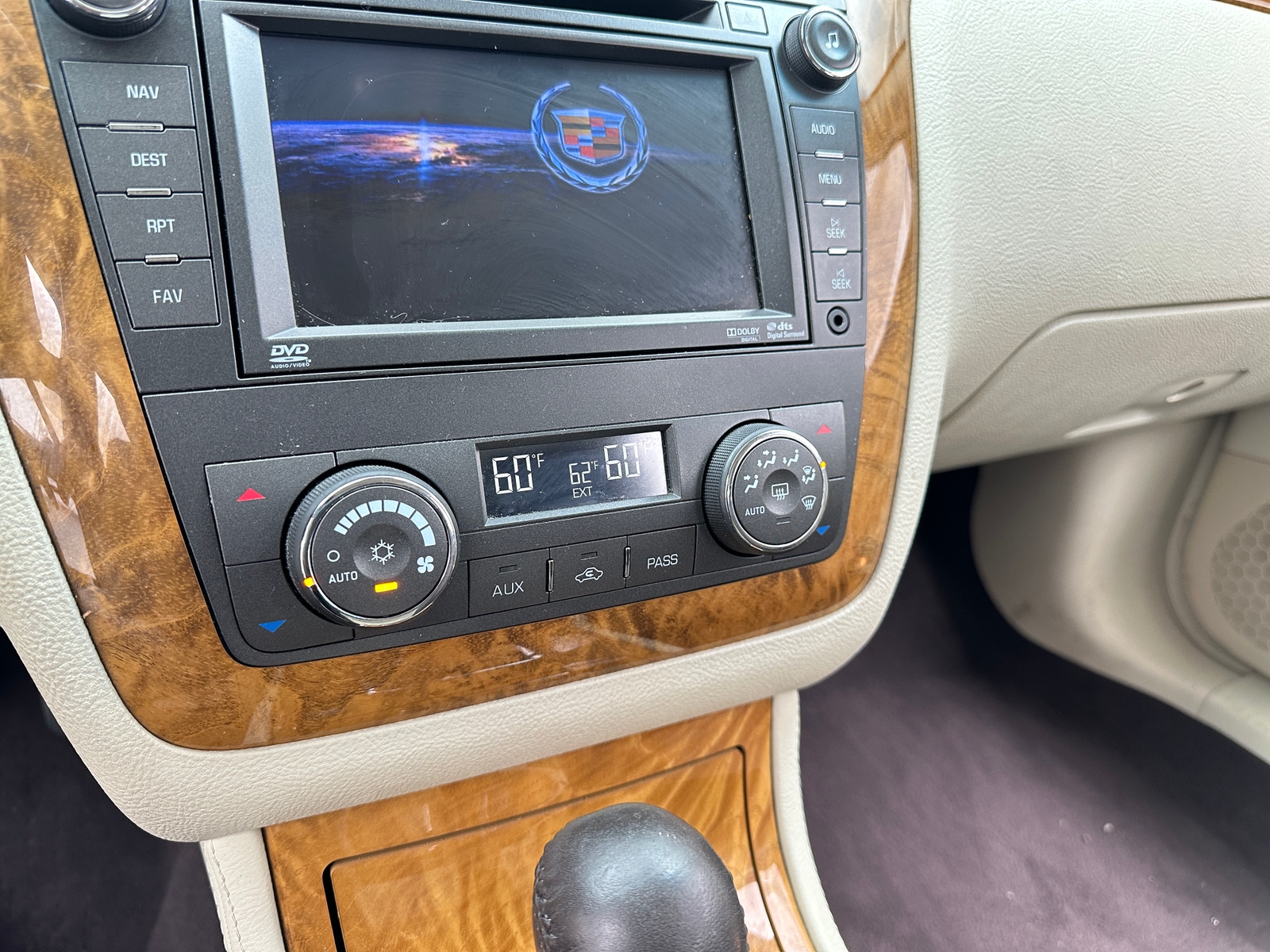 Thumbnail: 2011 Cadillac DTS - 3