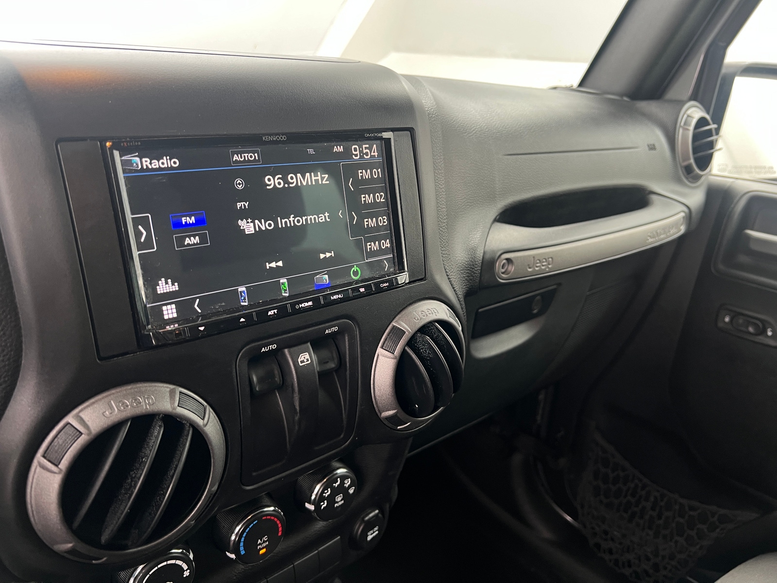 Thumbnail: 2017 Jeep Wrangler - 3