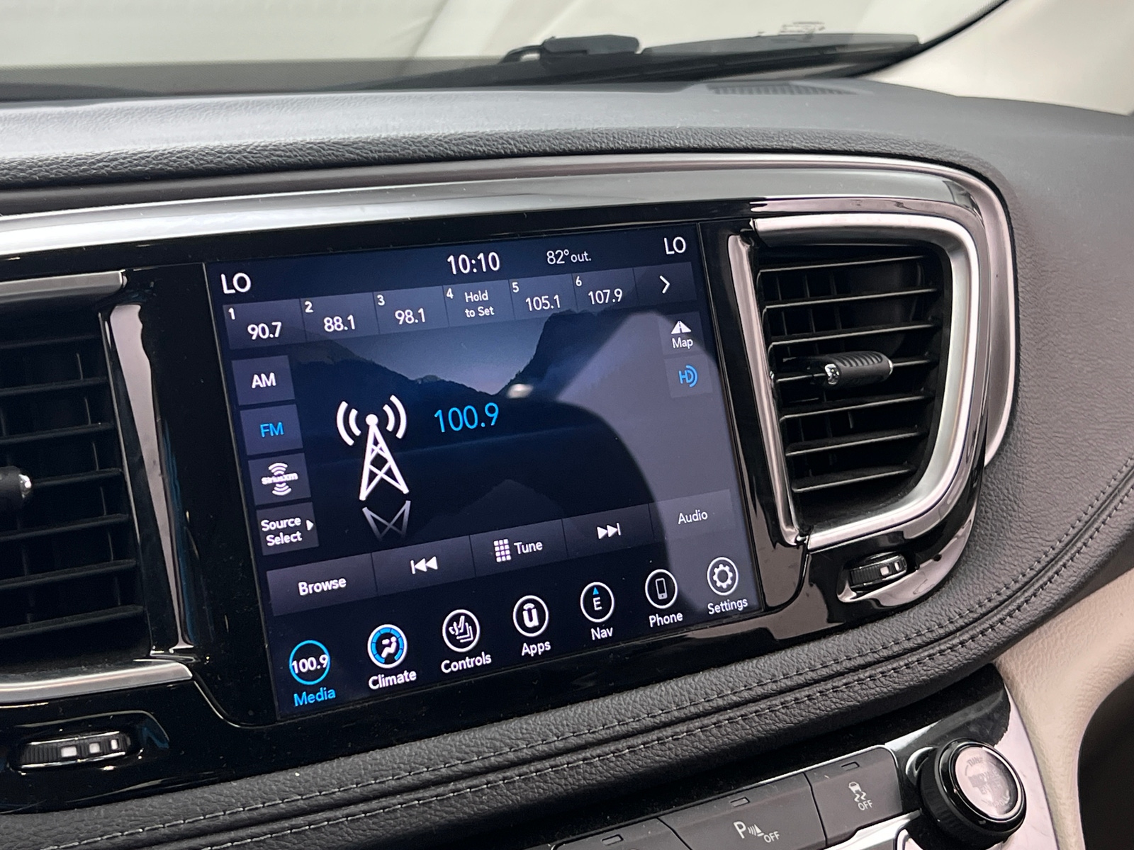 Thumbnail: 2019 Chrysler Pacifica - 3