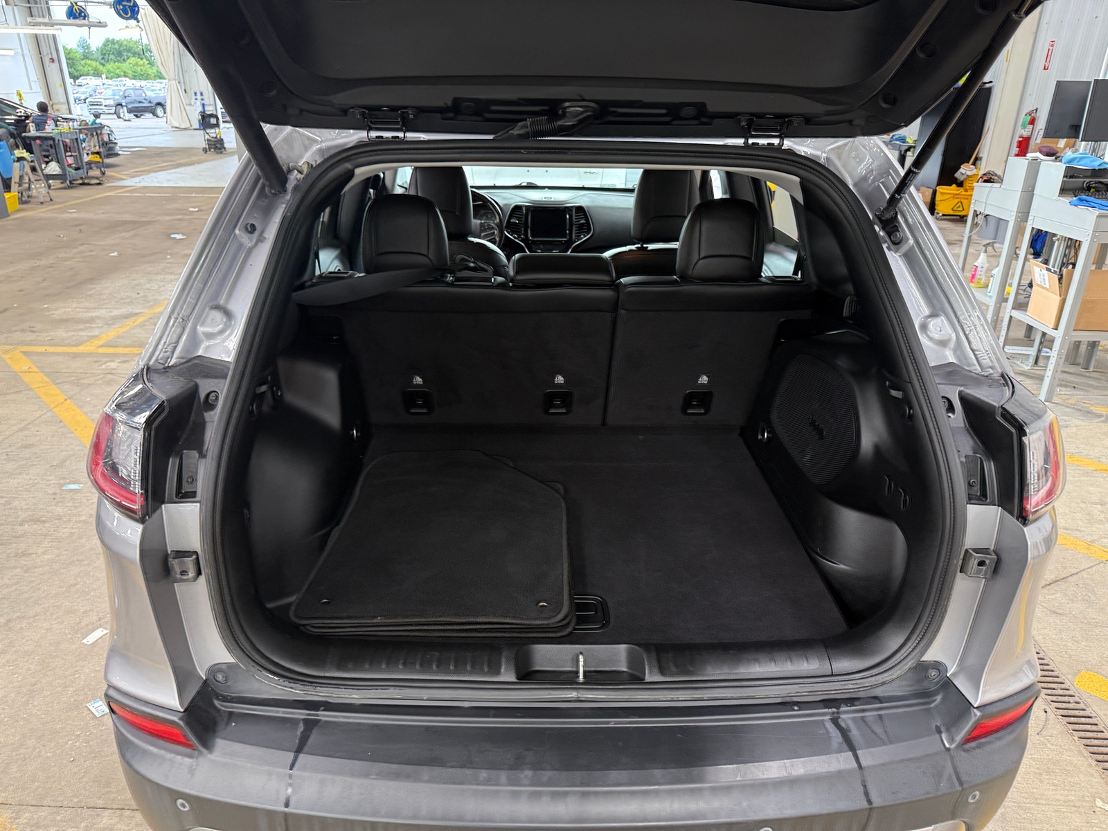 Thumbnail: 2019 Jeep Cherokee - 6