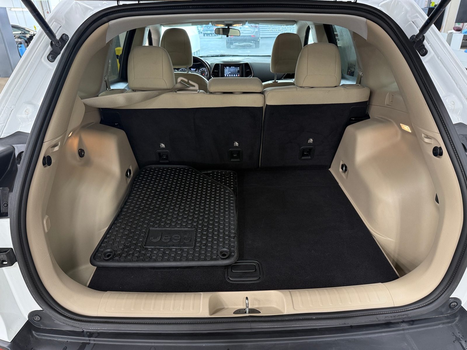 Thumbnail: 2019 Jeep Cherokee - 7