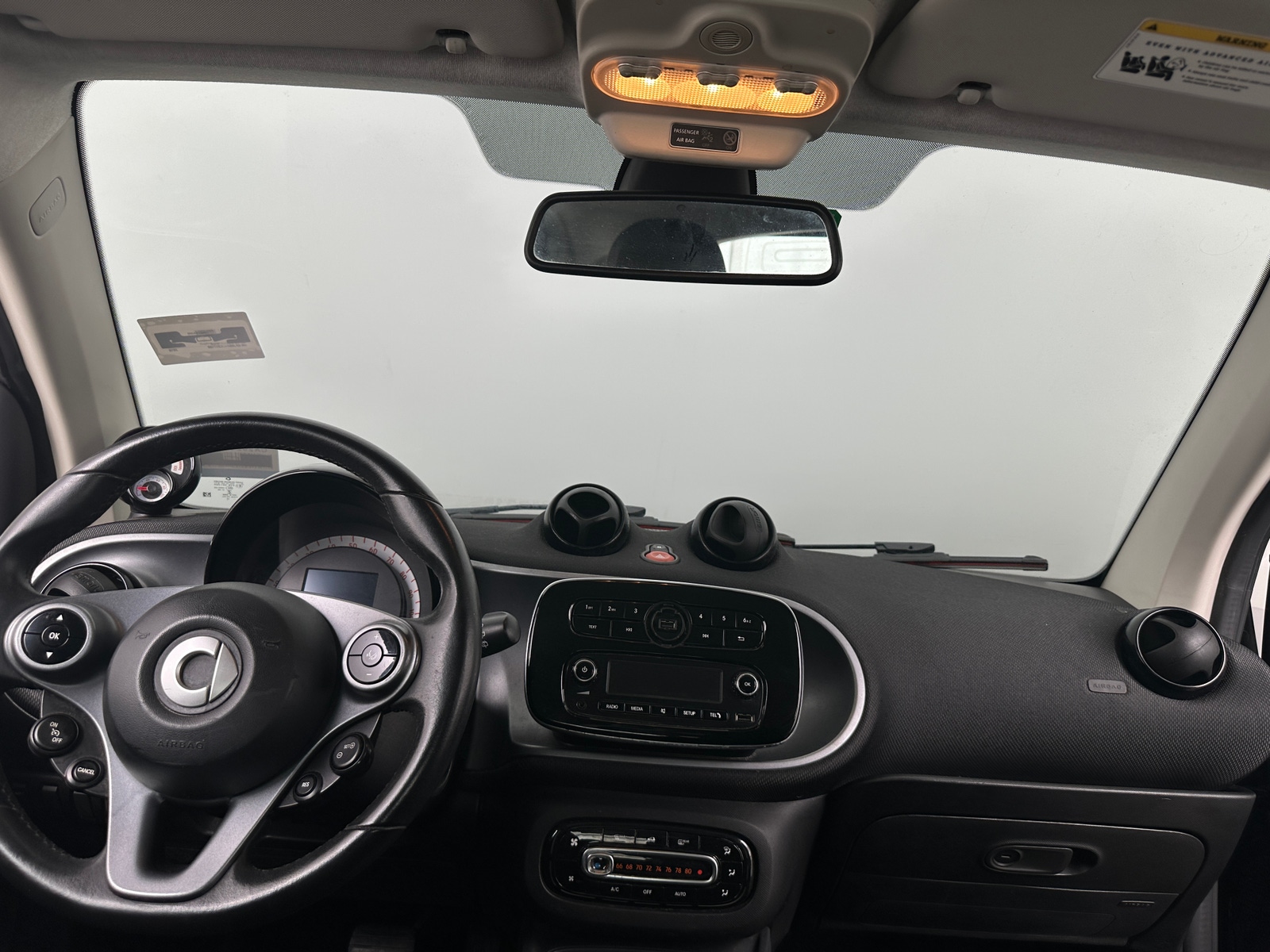 Thumbnail: 2018 smart fortwo - 3
