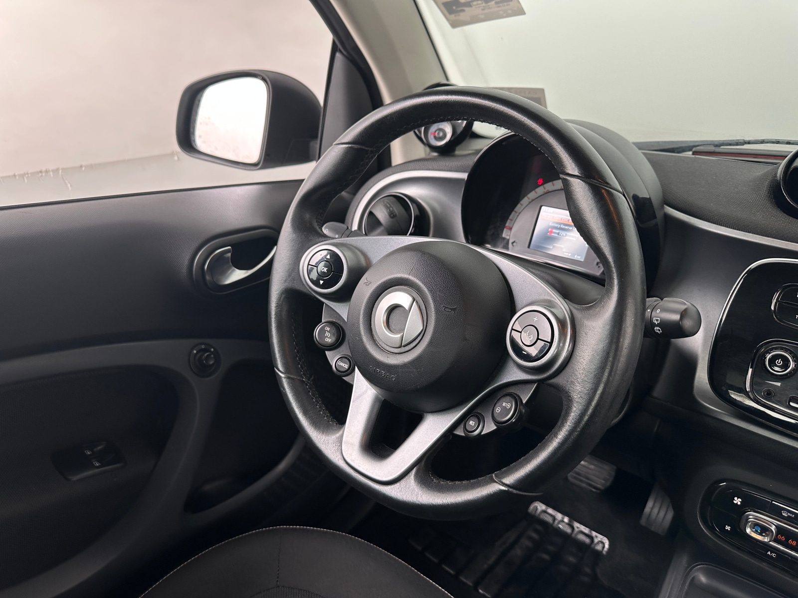 Thumbnail: 2018 smart fortwo - 5