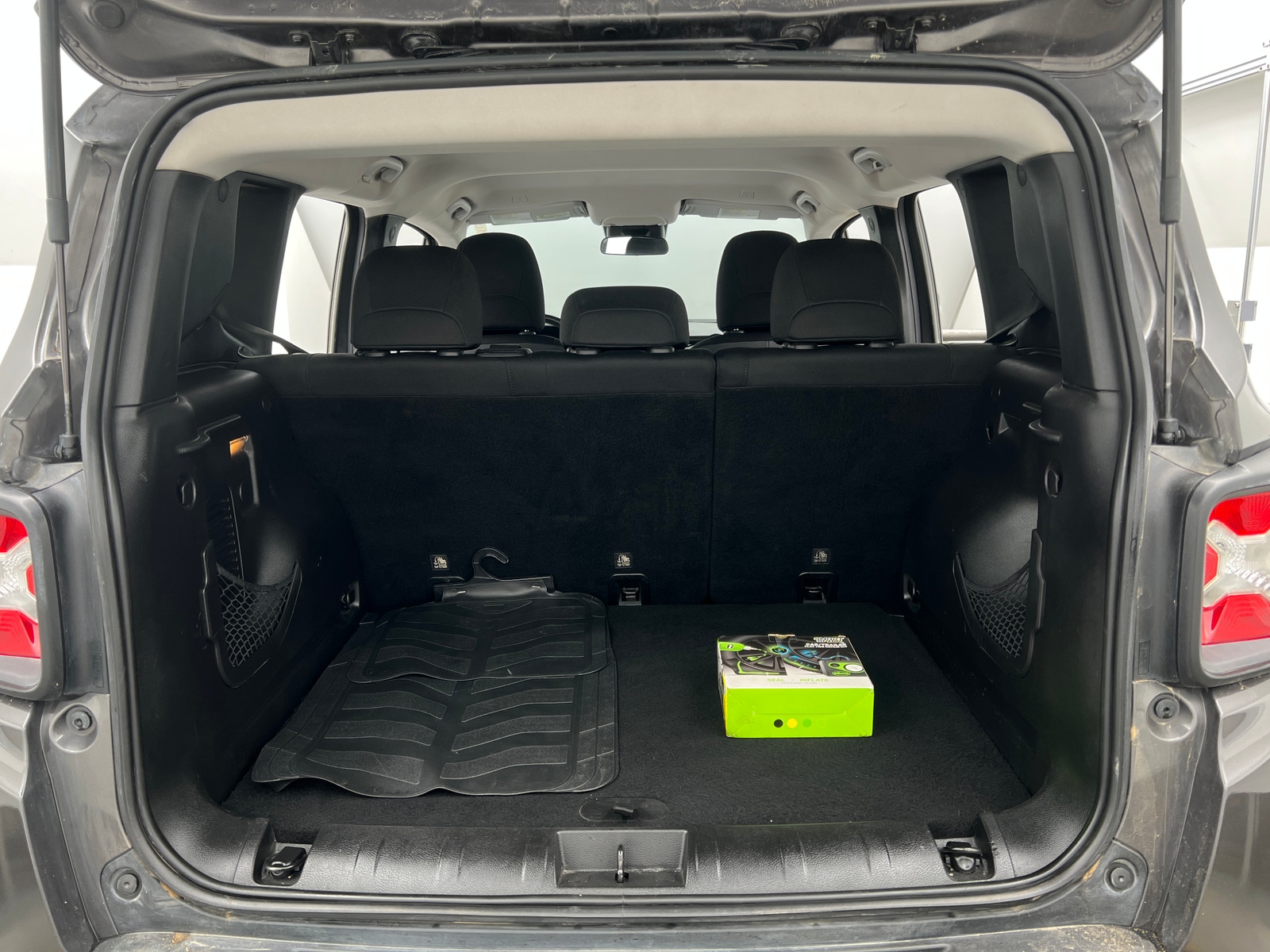 Thumbnail: 2018 Jeep Renegade - 7