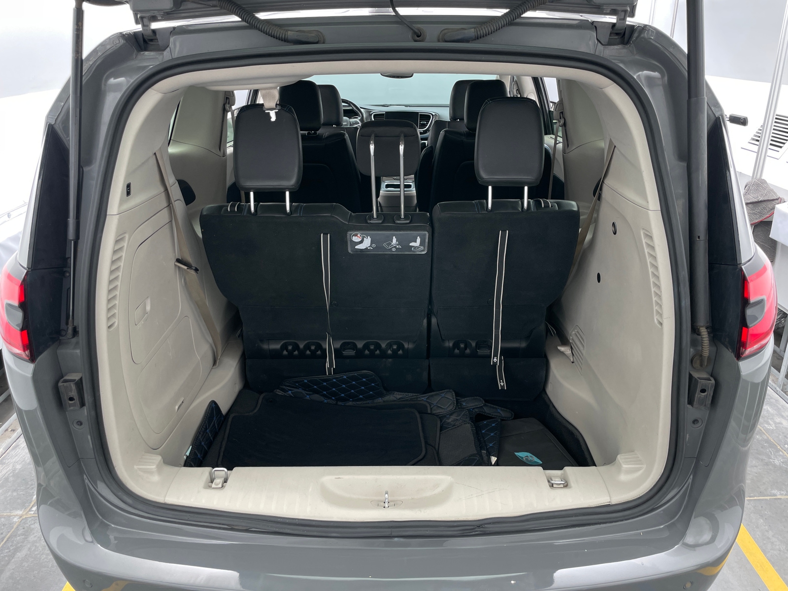 Thumbnail: 2021 Chrysler Pacifica - 6