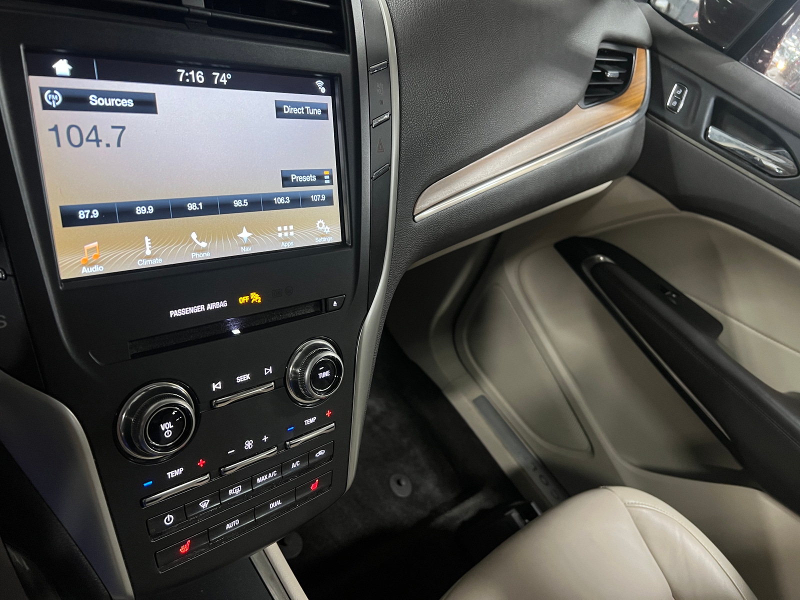 Thumbnail: 2017 Lincoln MKC - 4