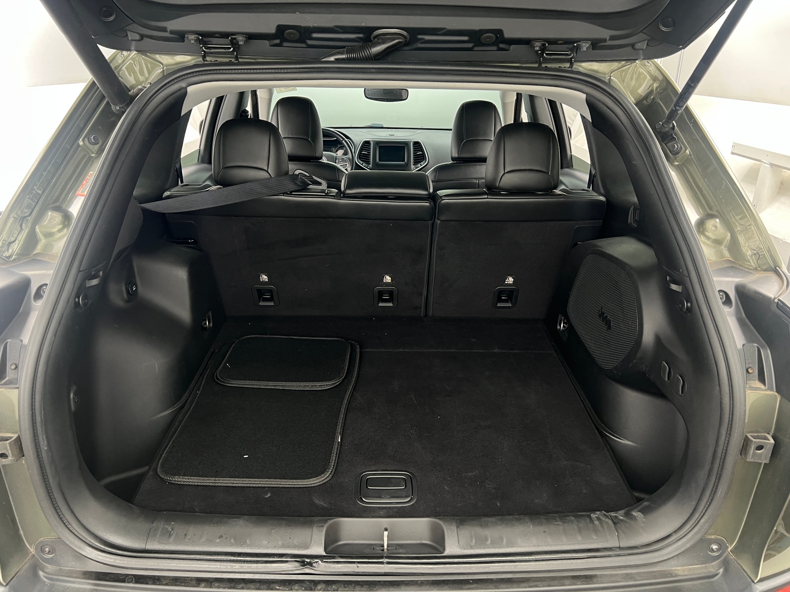 Thumbnail: 2019 Jeep Cherokee - 7