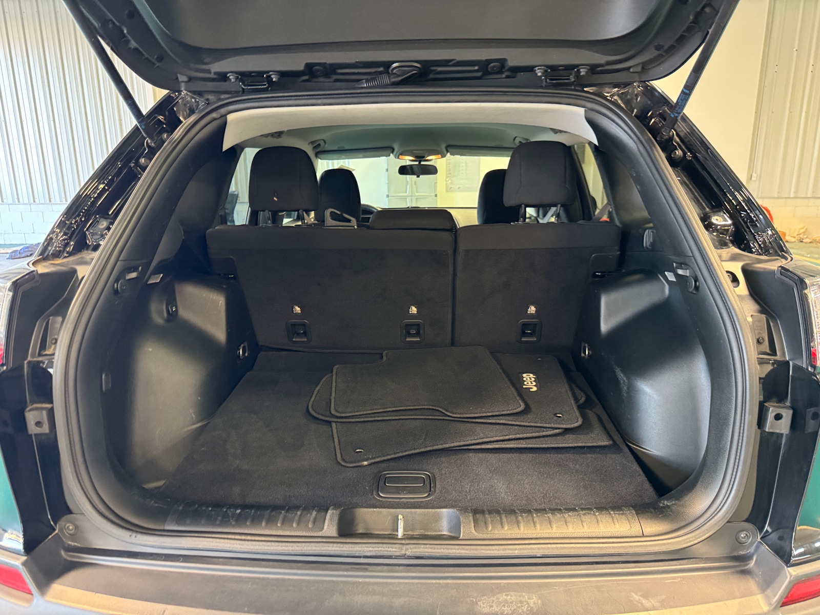 Thumbnail: 2019 Jeep Cherokee - 7