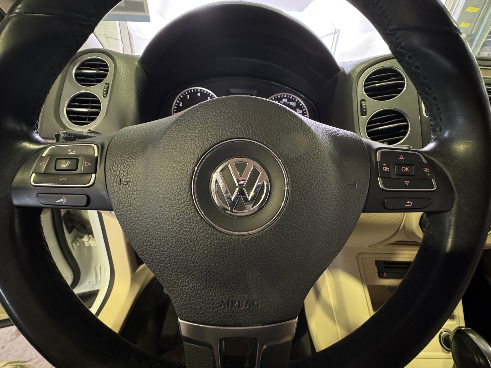 Thumbnail: 2016 Volkswagen Tiguan - 4