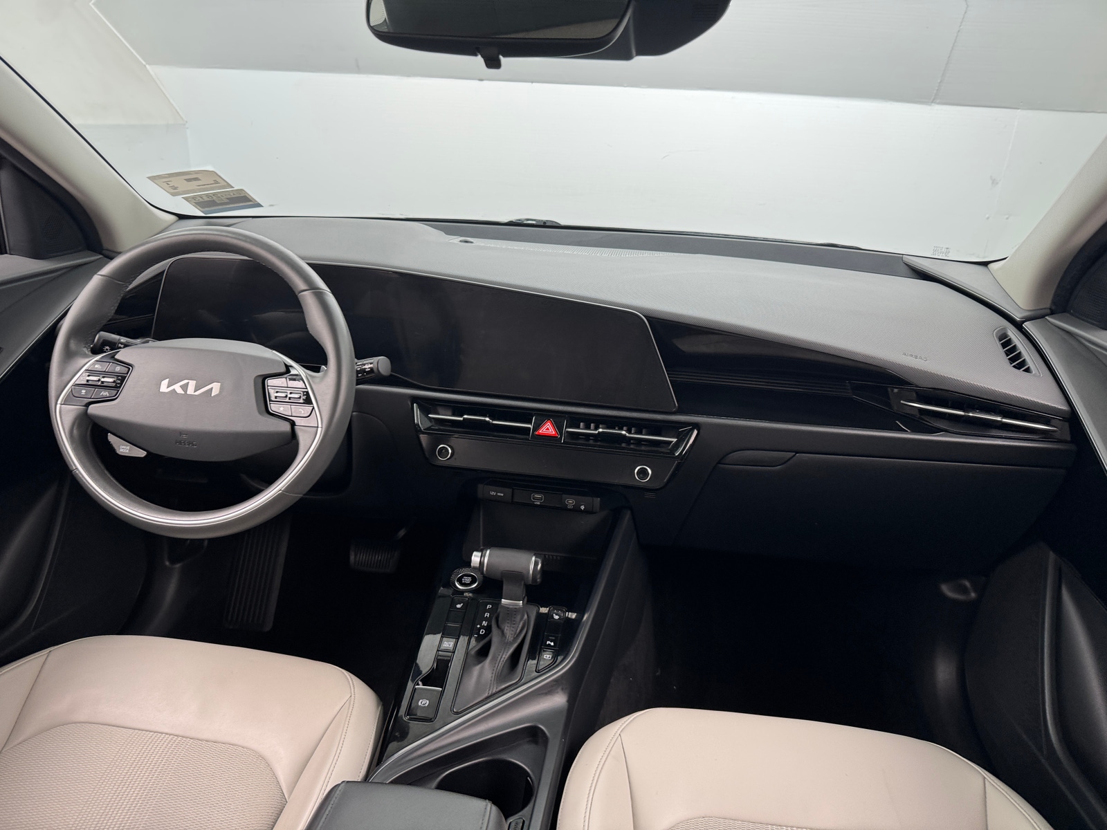 Thumbnail: 2023 Kia Niro - 3