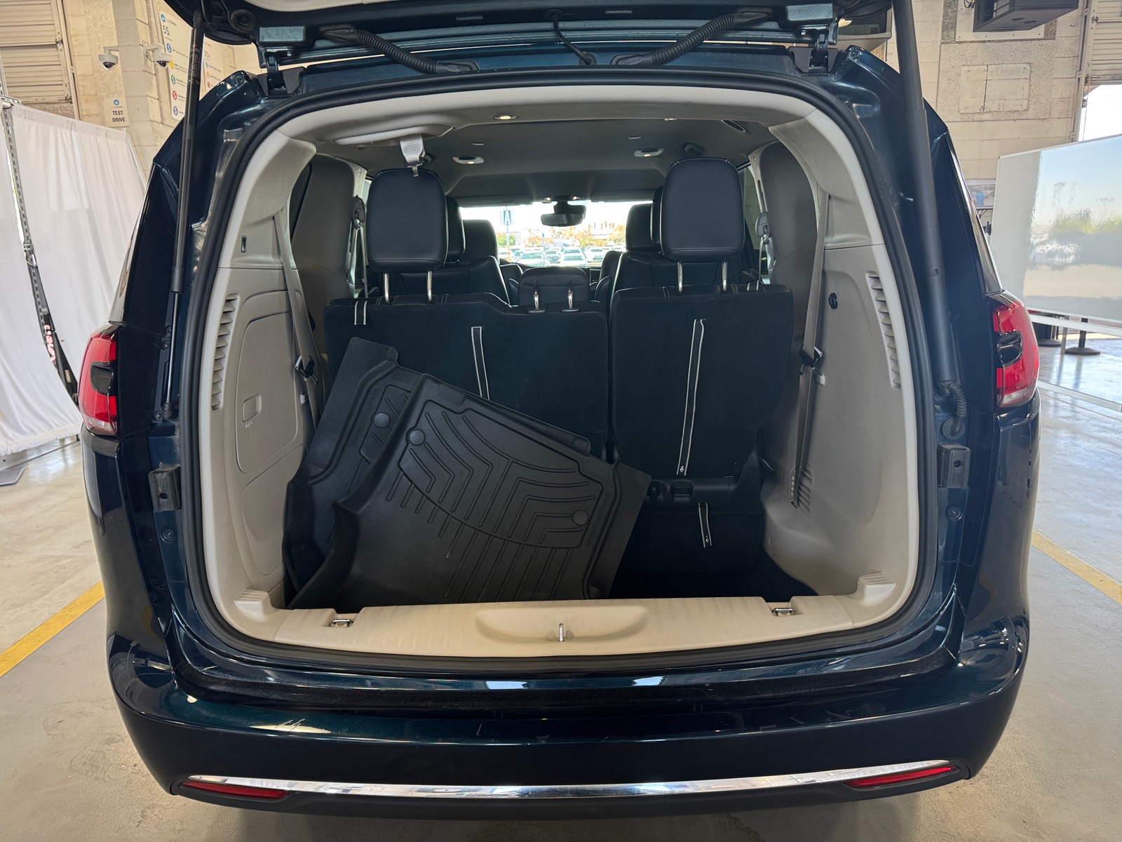 Thumbnail: 2022 Chrysler Pacifica - 6