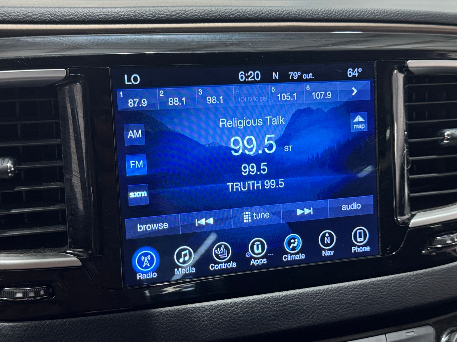 Thumbnail: 2017 Chrysler Pacifica - 3