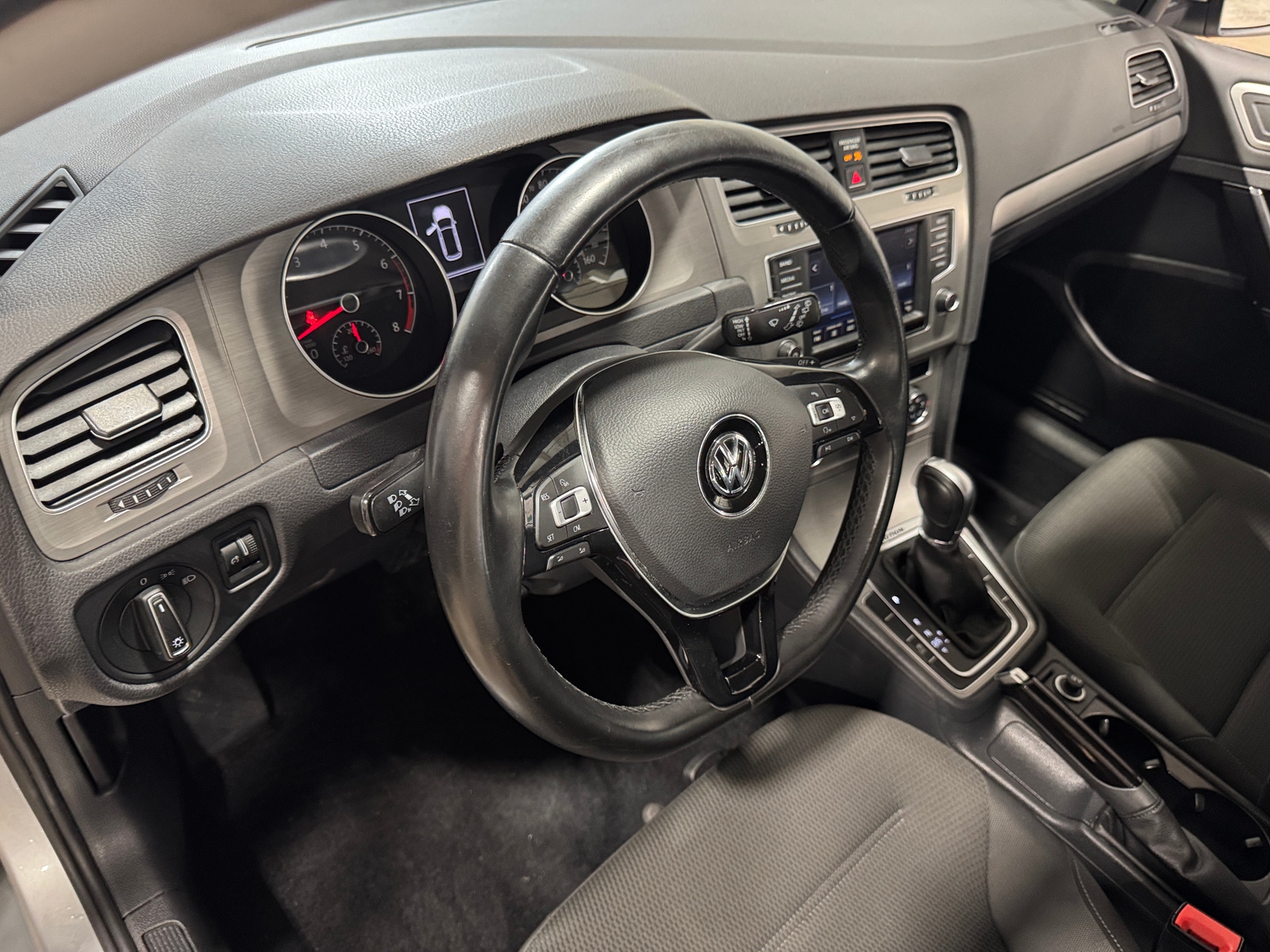 Thumbnail: 2017 Volkswagen e-Golf - 3