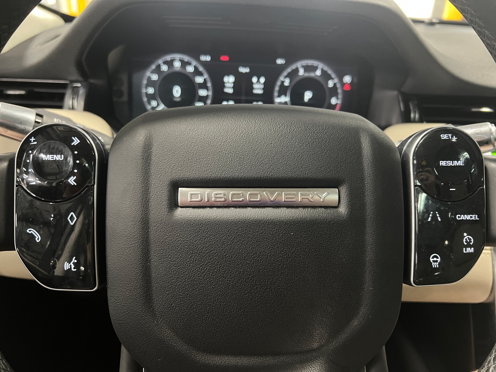 Thumbnail: 2020 Land Rover Discovery Sport - 4
