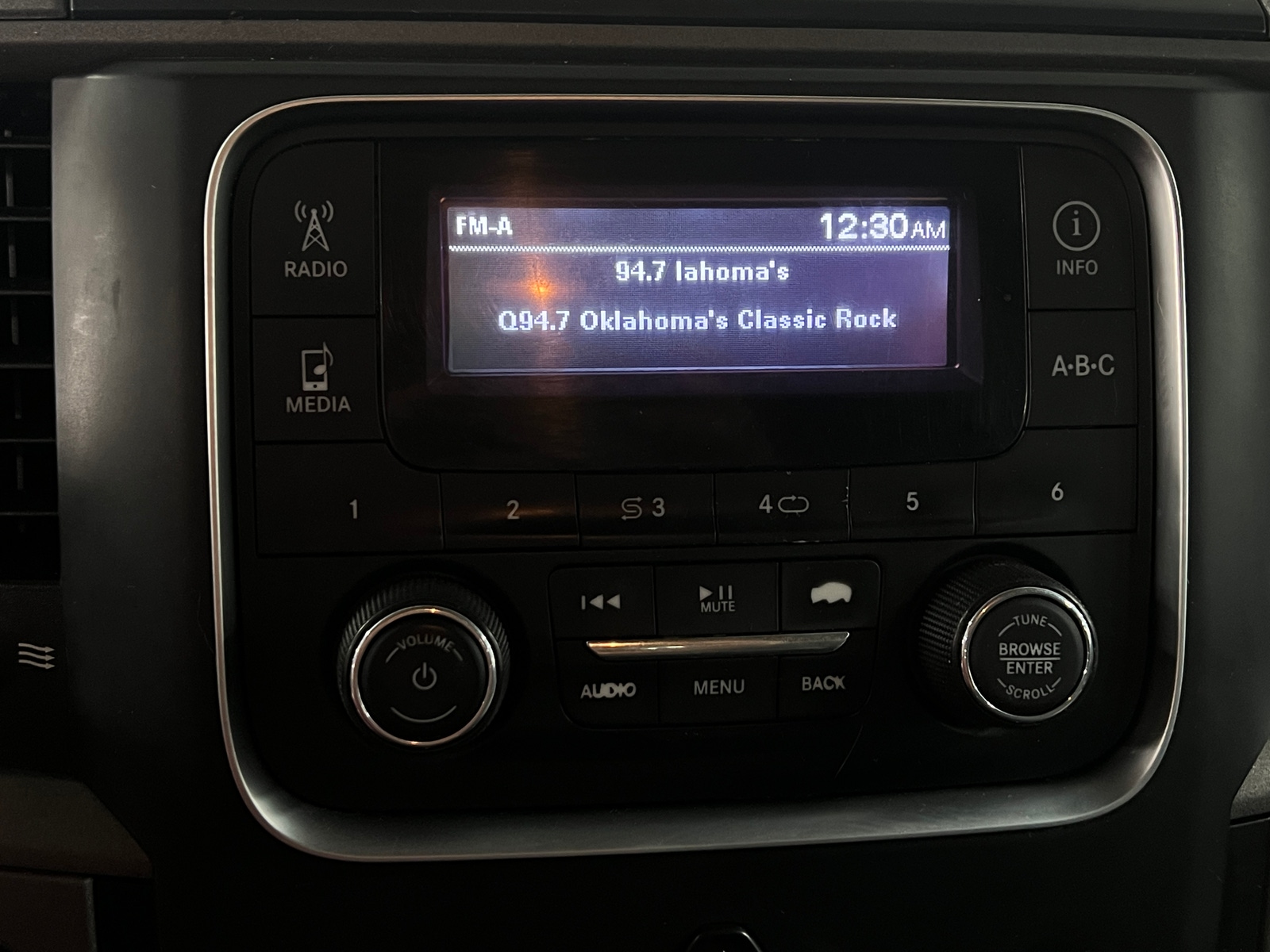 Thumbnail: 2020 RAM 1500 Classic - 3