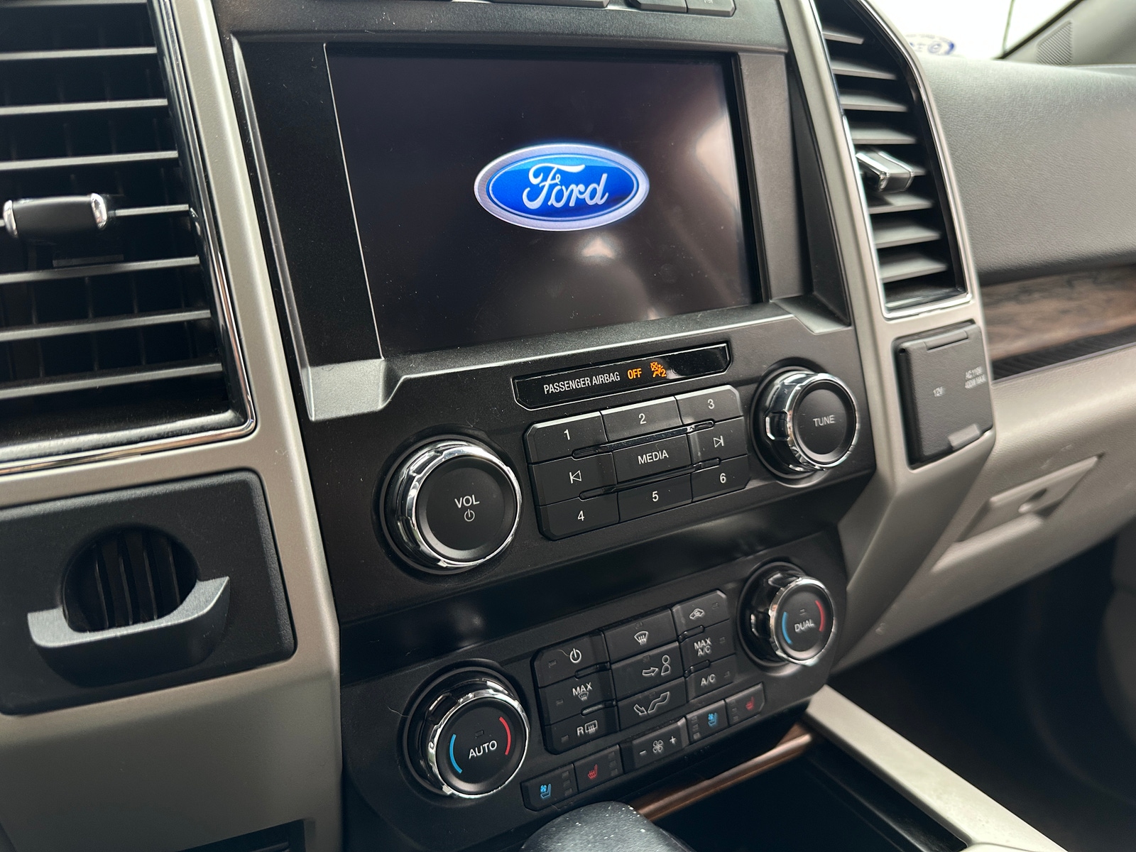 Thumbnail: 2020 Ford Econoline - 3