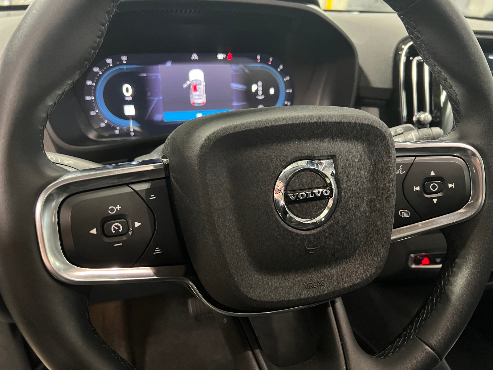 Thumbnail: 2025 Volvo XC40 - 4