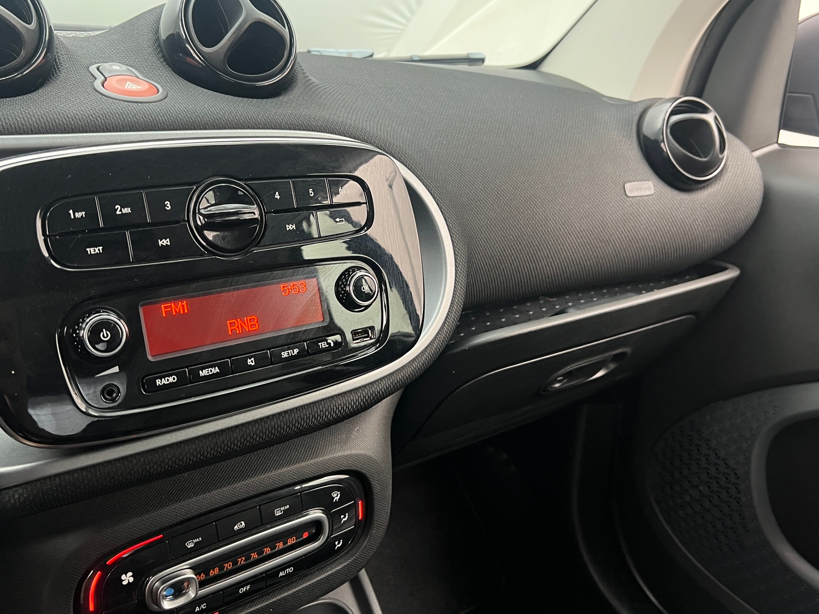 Thumbnail: 2016 smart fortwo - 3
