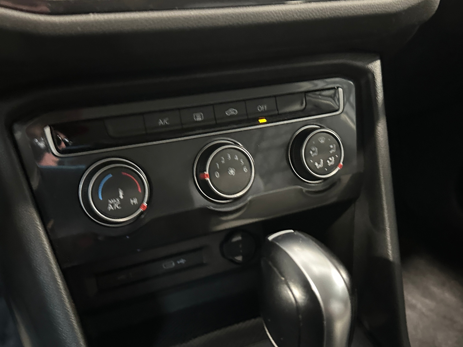 Thumbnail: 2021 Volkswagen Tiguan - 4