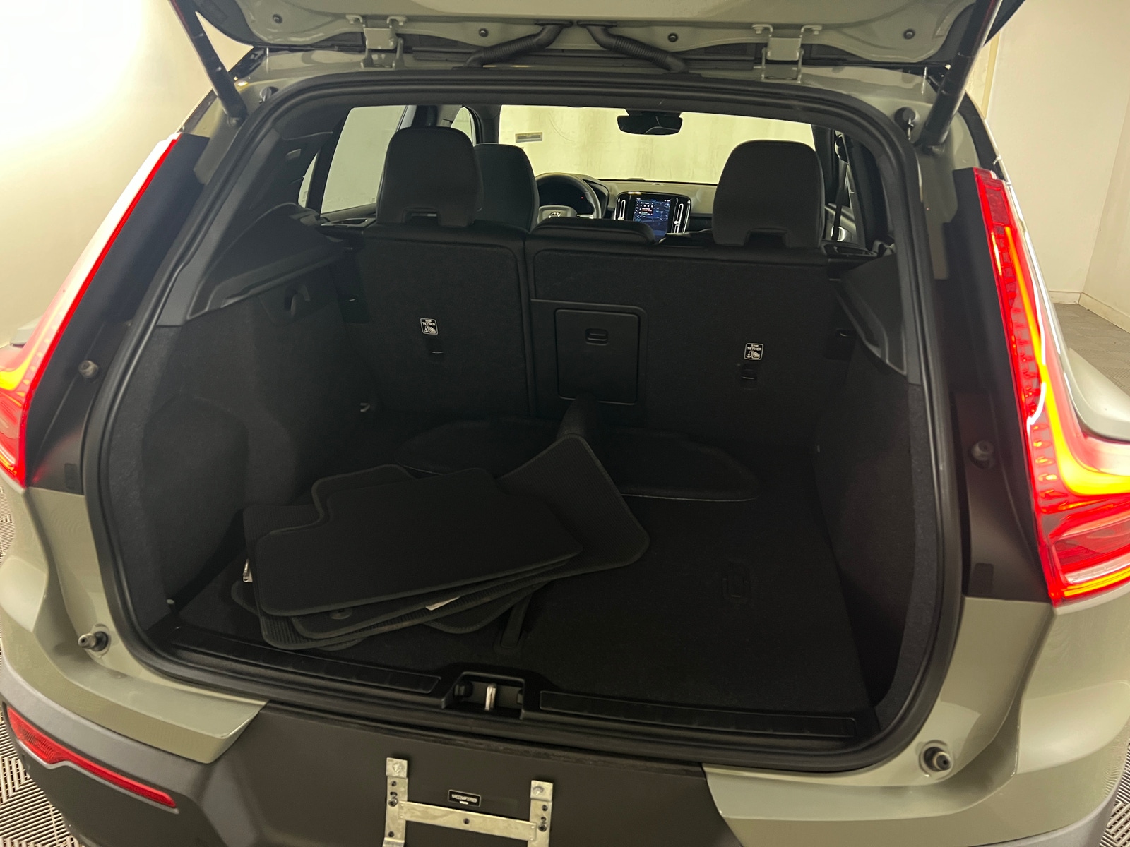 Thumbnail: 2023 Volvo XC40 - 7
