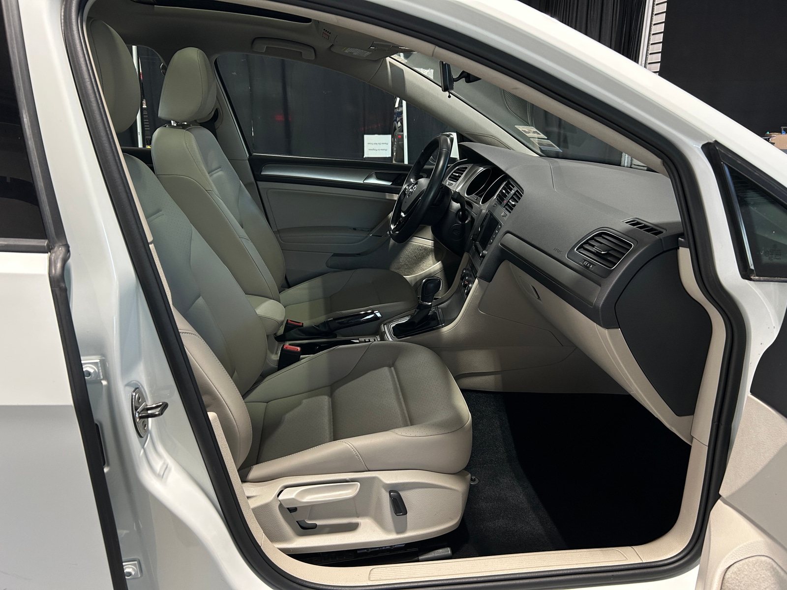 Thumbnail: 2017 Volkswagen Golf - 2