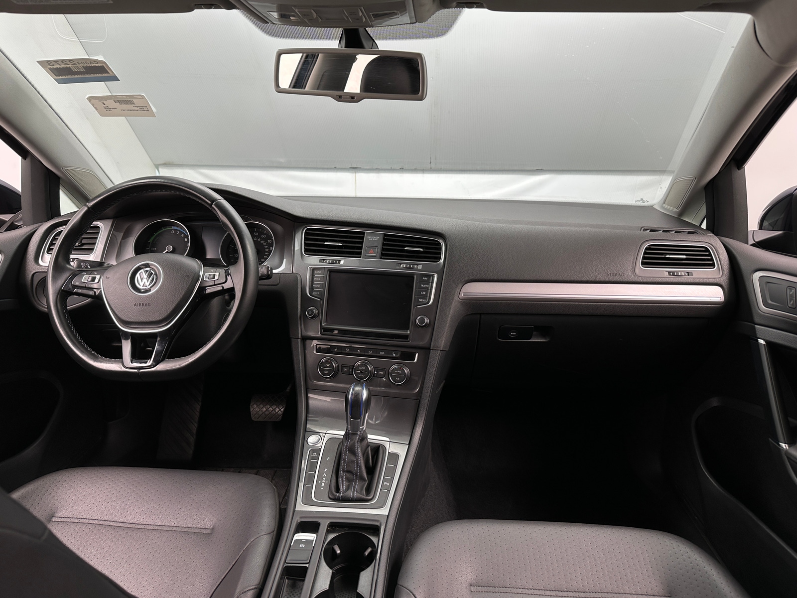 Thumbnail: 2016 Volkswagen e-Golf - 2