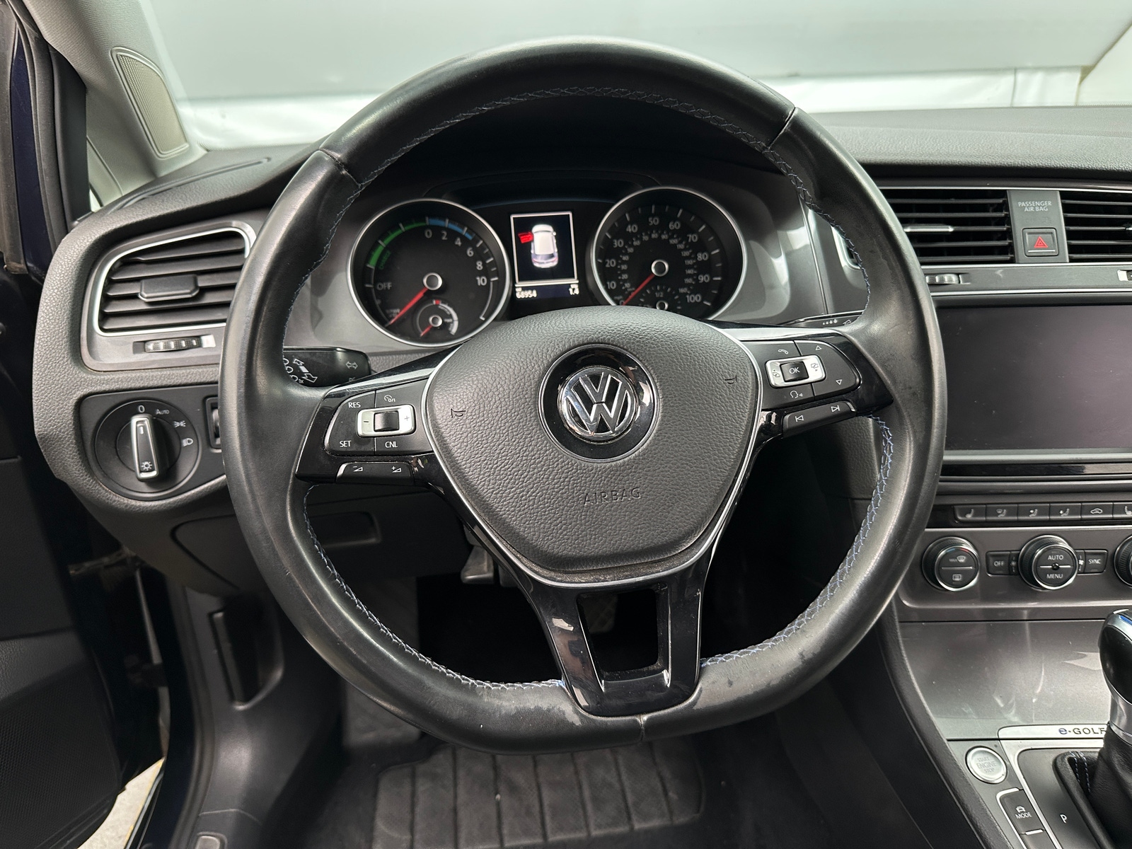 Thumbnail: 2016 Volkswagen e-Golf - 4