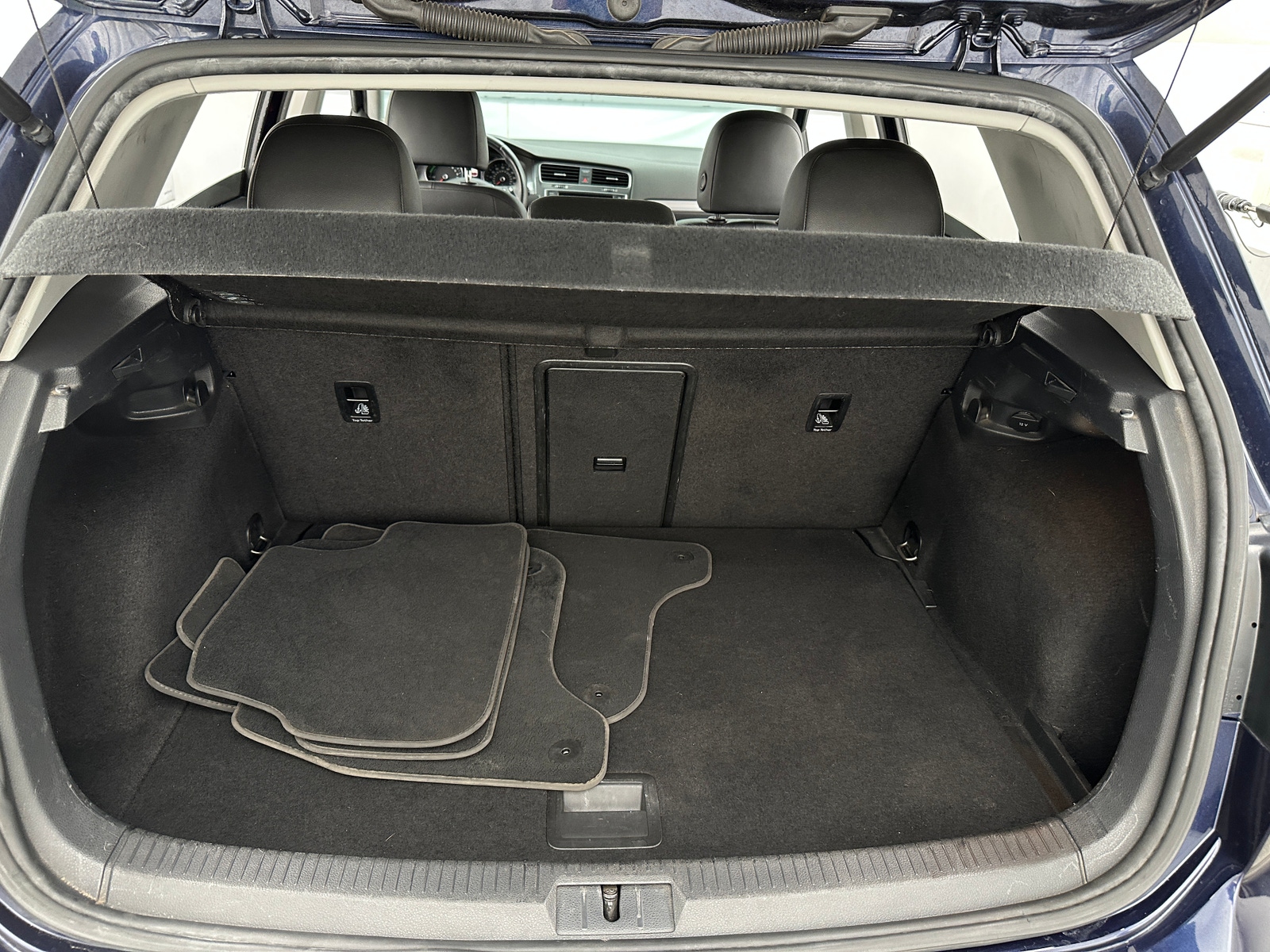 Thumbnail: 2016 Volkswagen e-Golf - 6