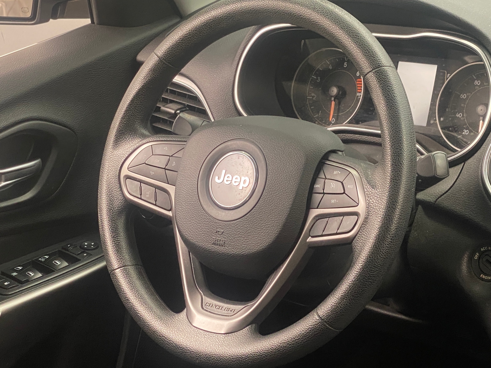 Thumbnail: 2019 Jeep Cherokee - 5