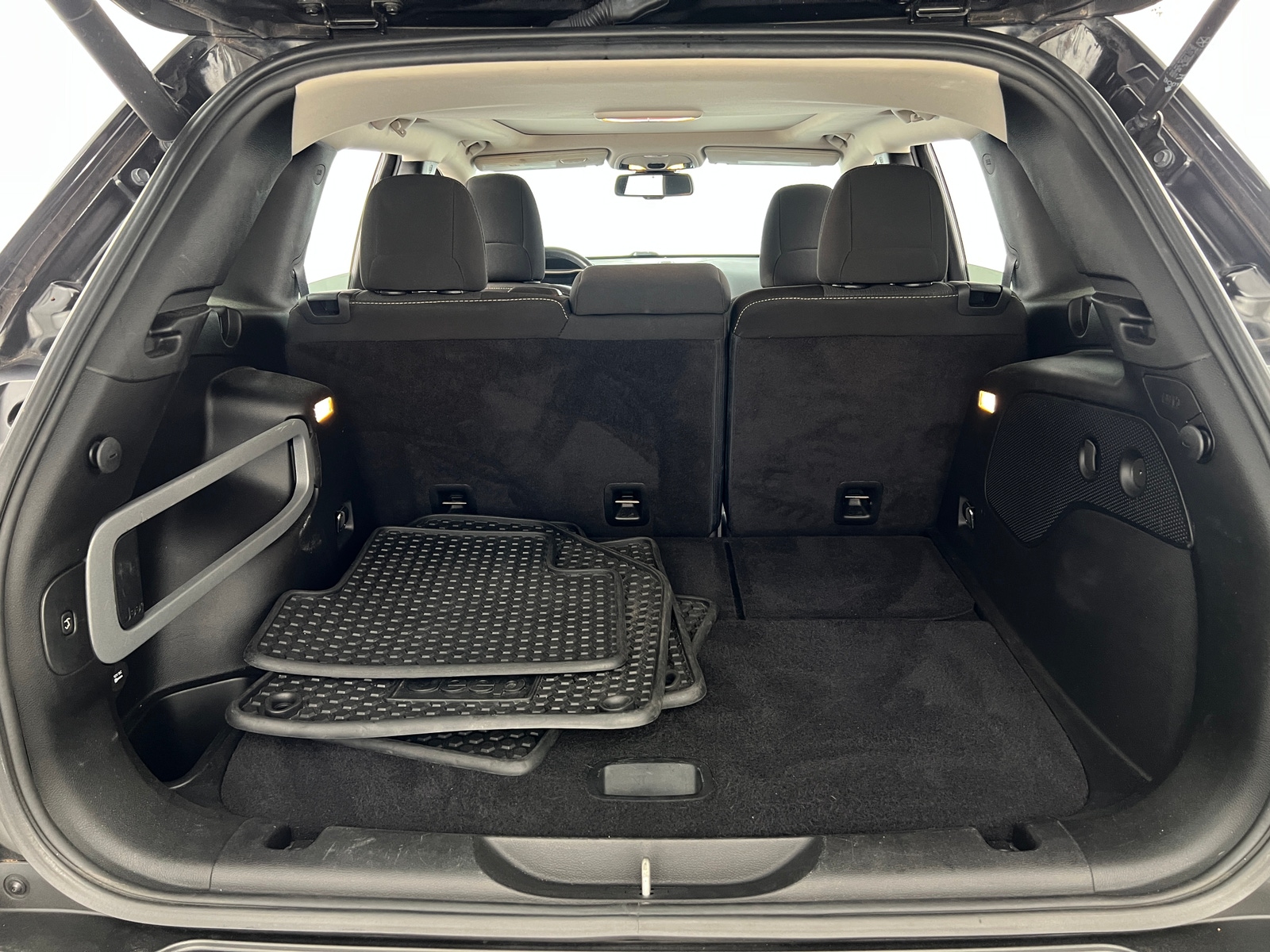 Thumbnail: 2016 Jeep Cherokee - 7